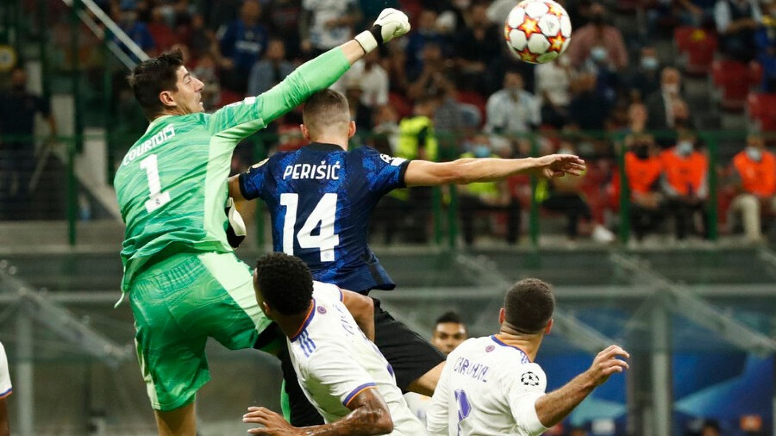 El portero del Real Madrid Thibaut Courtois durante el partido de Champions ante el Inter en San Siro.