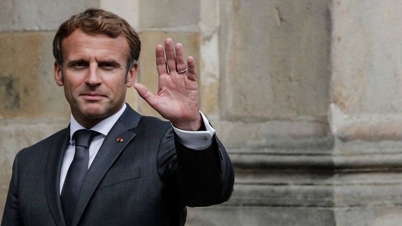 El presidente francés, Emmanuel Macron, saluda a su llegada al castillo de Fontainebleau antes de un almuerzo de trabajo con el príncipe heredero de Abu Dhabi, en Fontainebleau, el 15 de septiembre de 2021. 