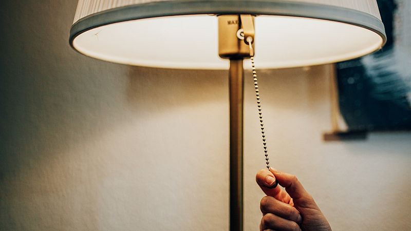 Una lámpara se enciende con la luz en niveles récord