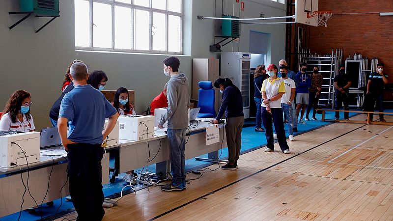Colas para vacunarse en el polideportivo de la Almudena de la Universidad Complutense (UCM)
