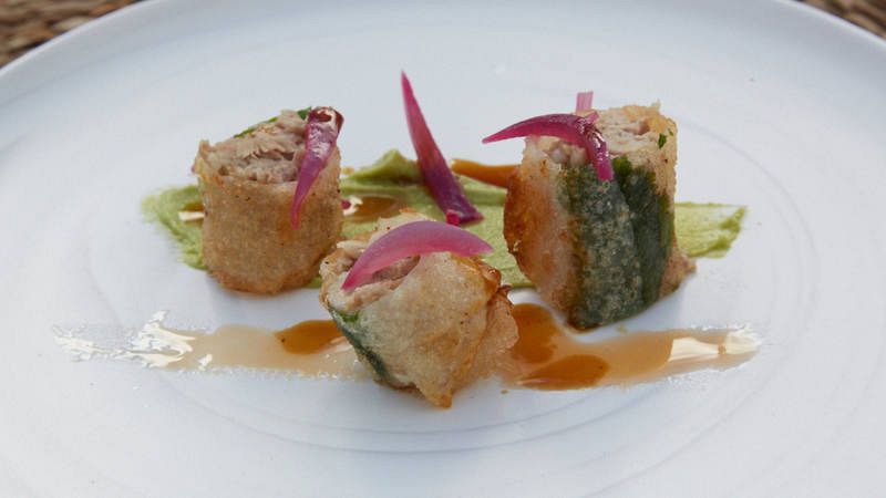  Receta de cochinillo frito, cebolla roja, aguacate, menta y cilantro
