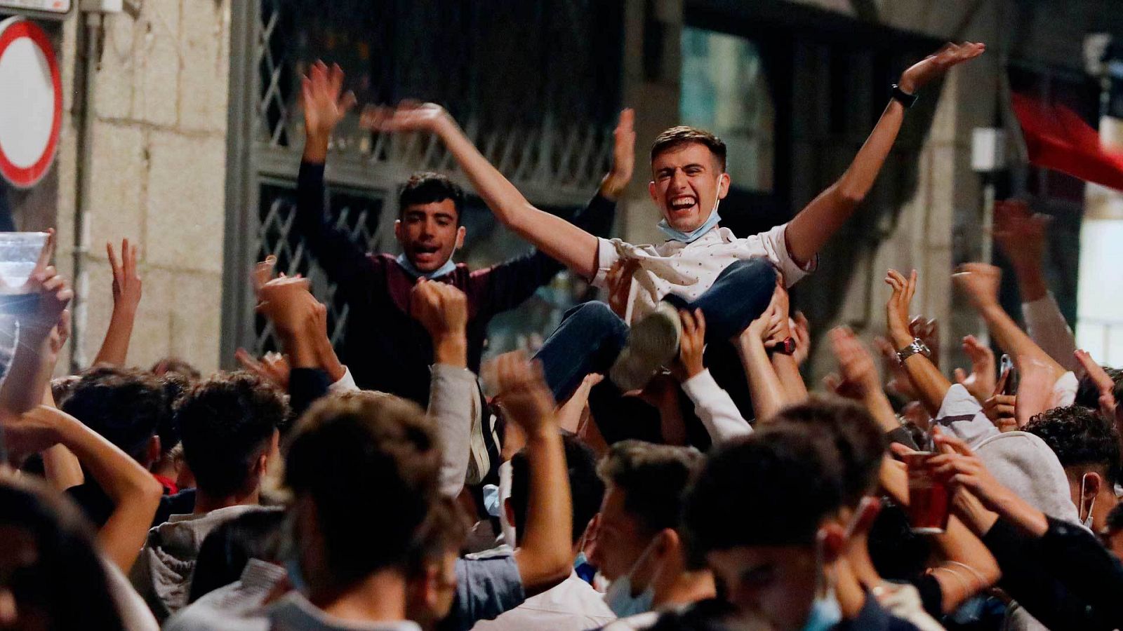 Miles de jóvenes se agolpan en el centro de Salamanca