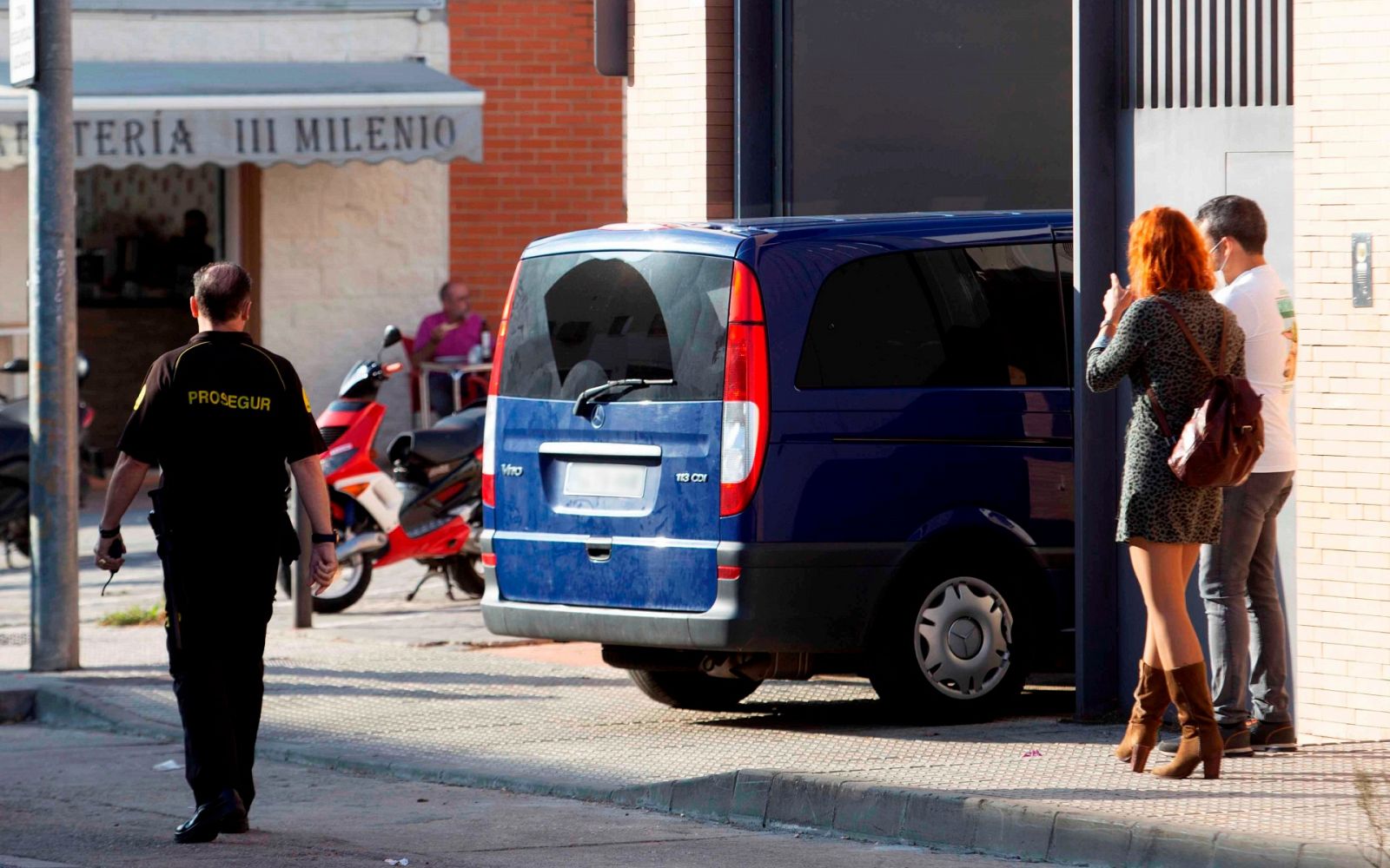 Vehículo policial con los detenidos accede al edificio de los Juzgados de Mérida