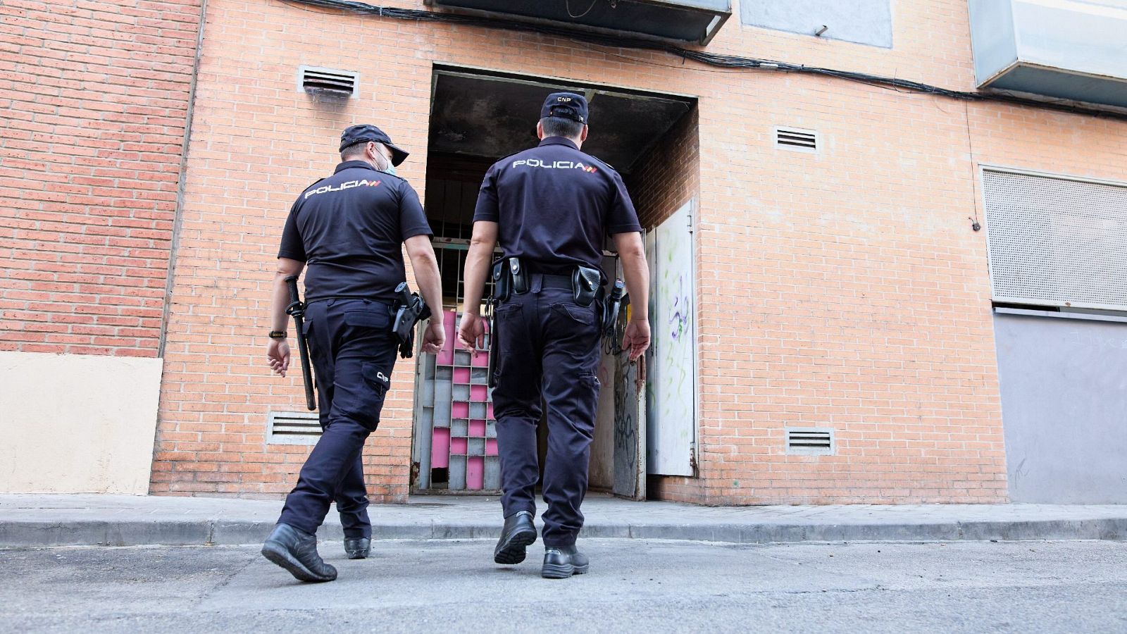 Dos agentes de policía patrullan la calle