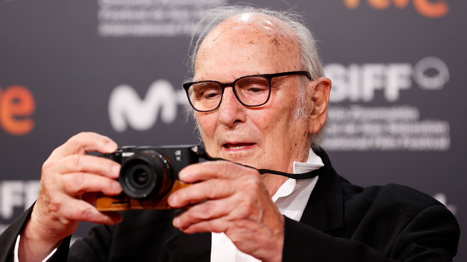 Carlos Saura, con su inseparable cámara de fofos, en el Festival de San Sebastián.