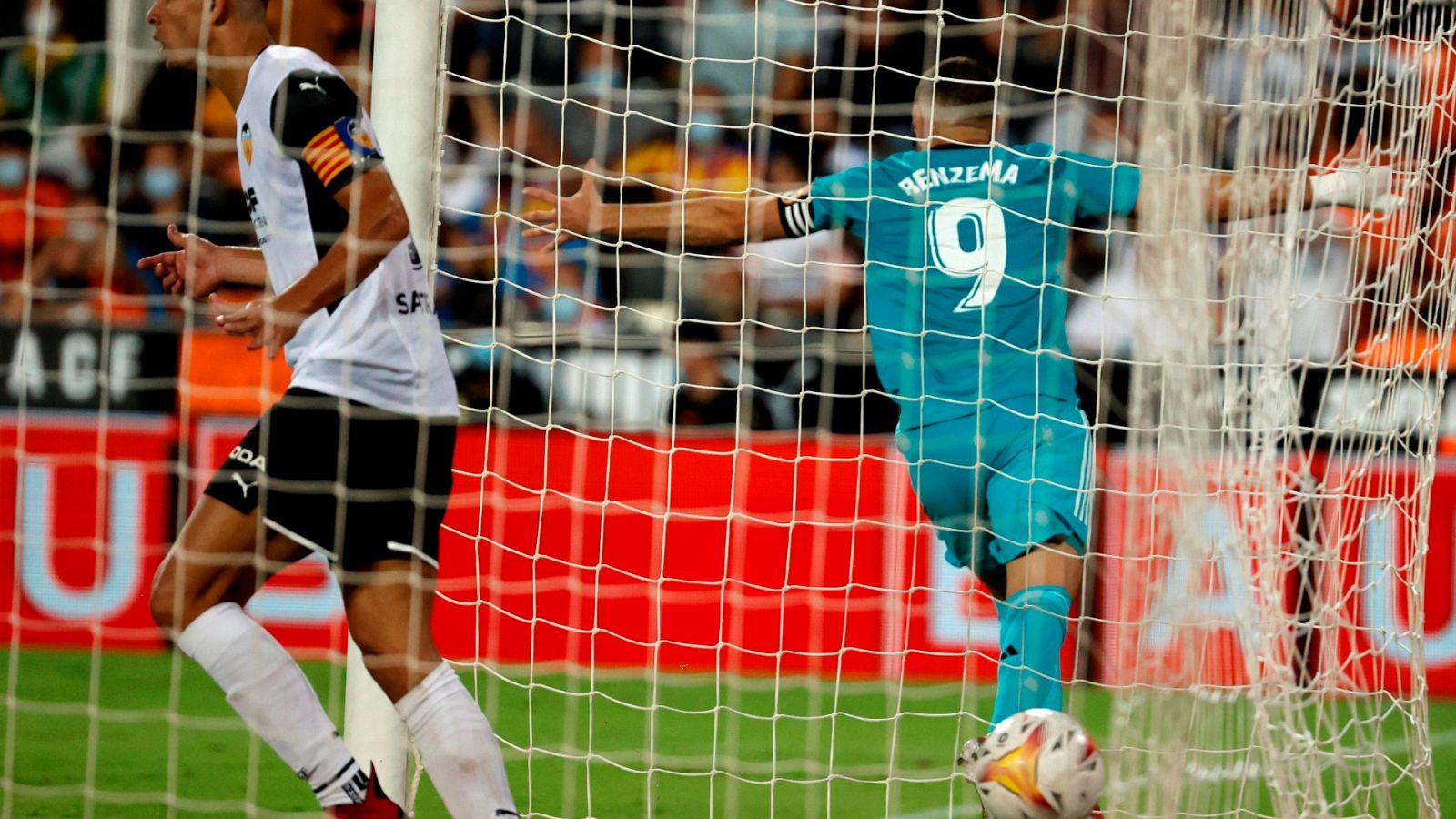 Karim Benzema celebra el segundo gol del Real Madrid ante el Valencia