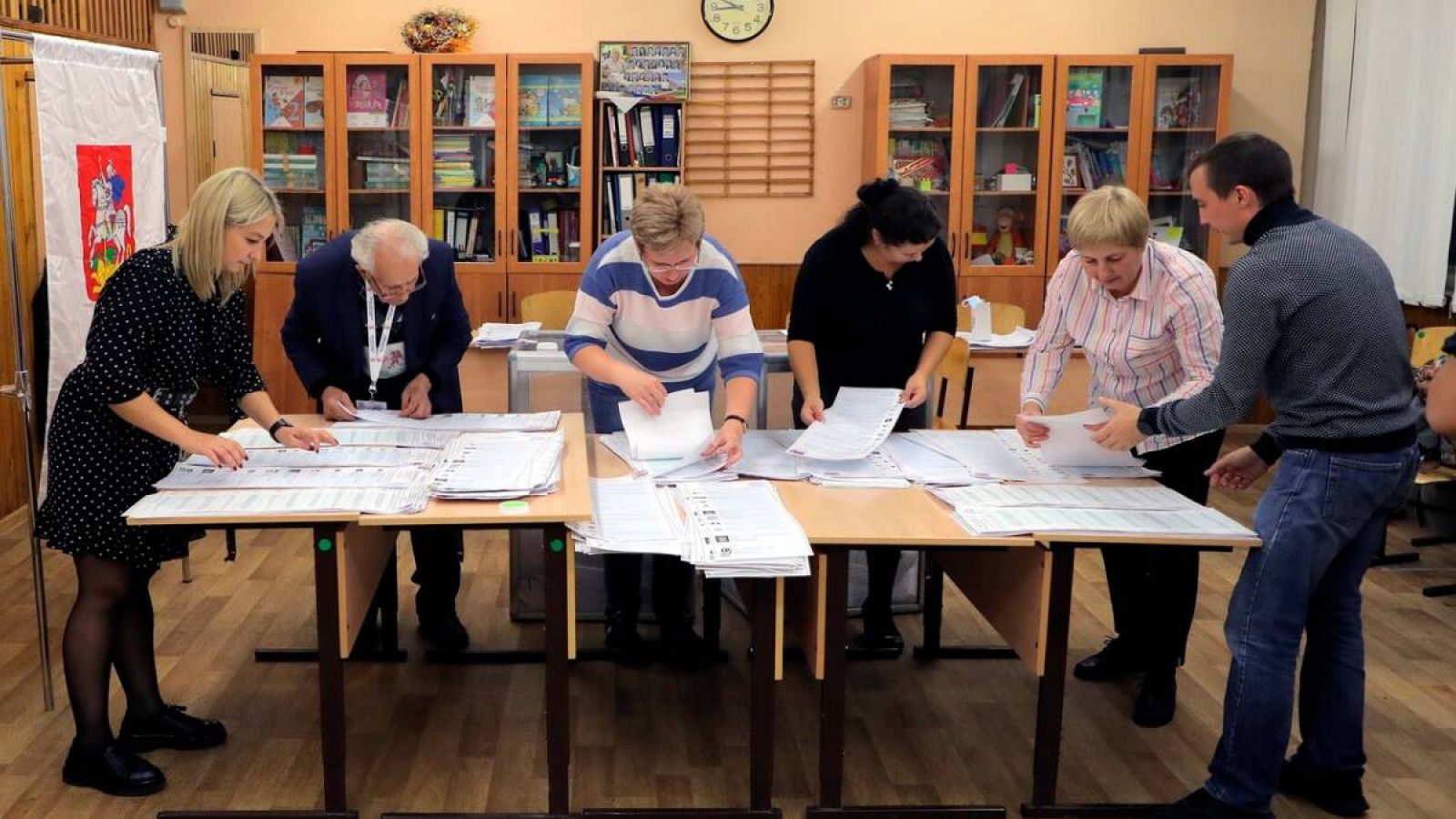 Los miembros de la comisión electoral local cuentan los votos en un colegio electoral durante las elecciones parlamentarias en una escuela local en Podolsk, en las afueras de Moscú, Rusia. 