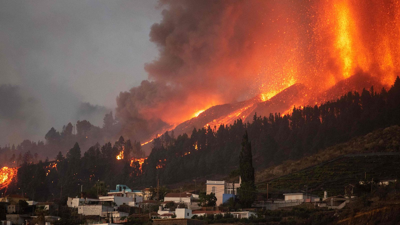 Un bombero observa el avance del río de lava en La Palma.