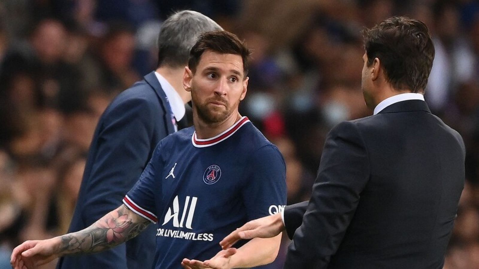 Leo Messi hace un gesto de extrañeza ante Mauricio  Pochettino tras ser sustituido ante el Olympique de Lyon.