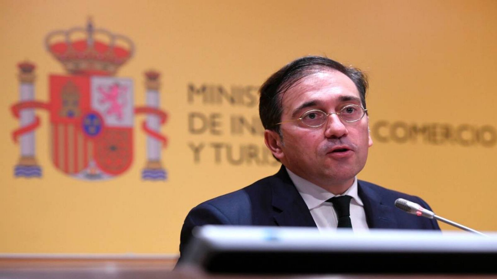El ministro de Asuntos Exteriores José Manuel Albares, durante la rueda de prensa tras la visita al Palacio de Congresos de Madrid, que acogerá la nueva sede de la Organización Mundial del Turismo.
