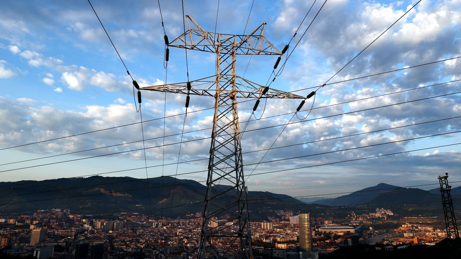 Una torre de transporte de energía perteneciente a red eléctrica, con la ciudad de Bilbao al fondo