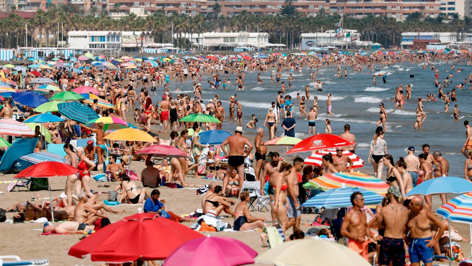 Turistas en la playa valenciana de la Malvarrosa