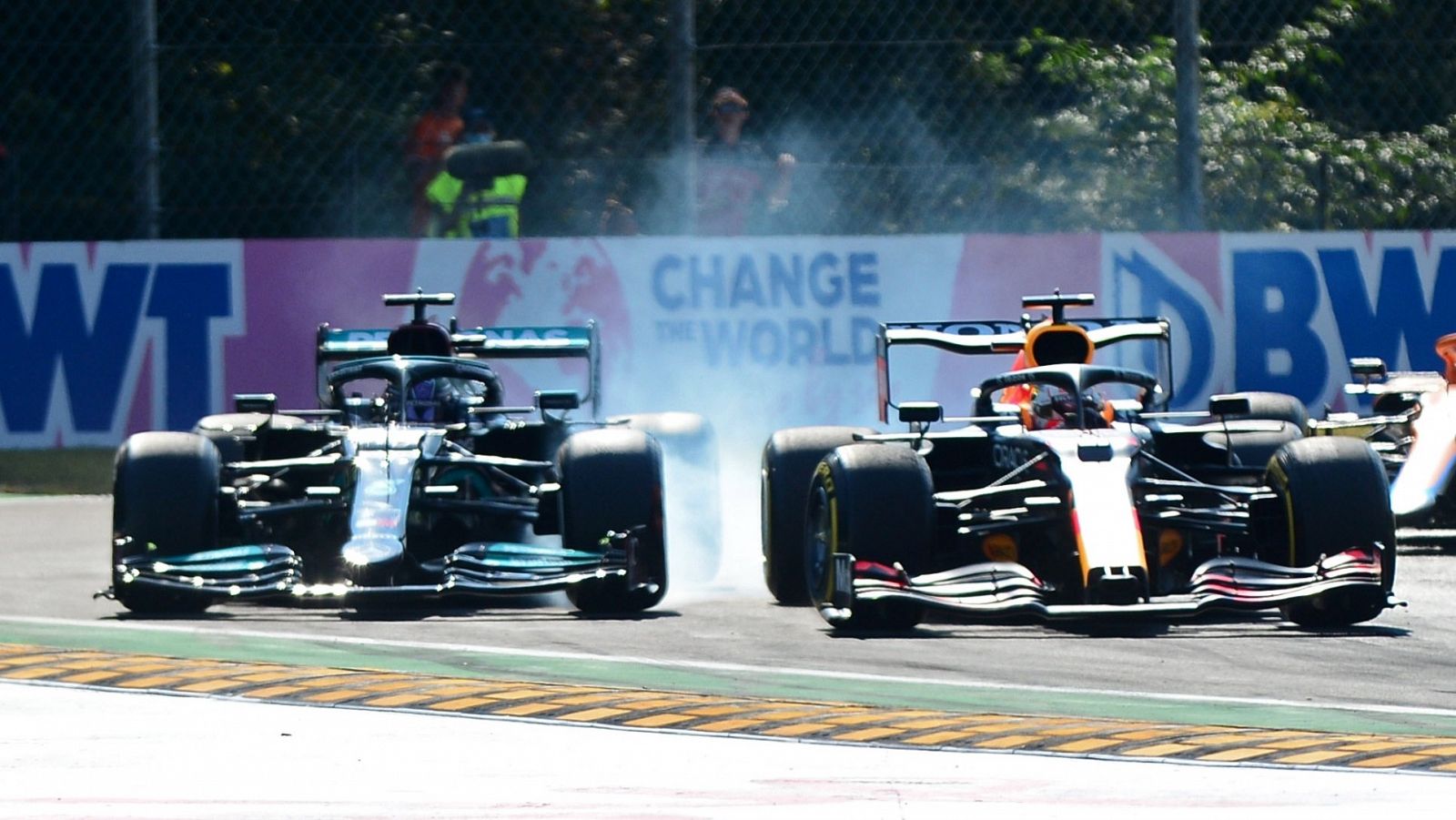 Hamilton y Verstappen en la carrera de Monza.