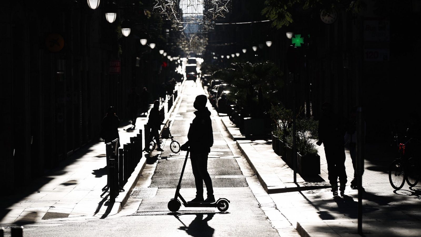 Una persona circula en patinete por una calle de Barcelona