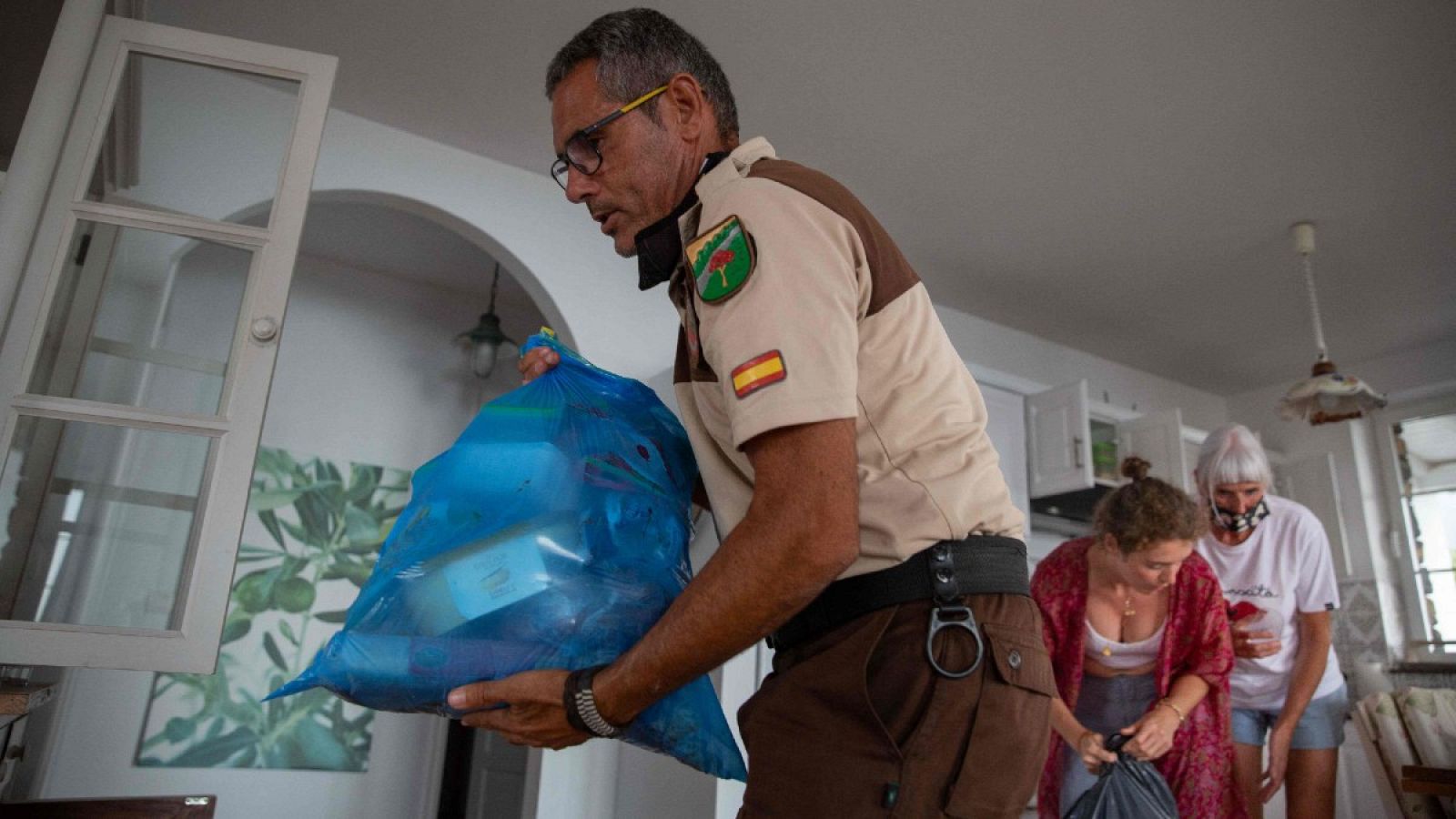 La Guardia Rural ayuda a unas vecinas de La Palma durante la evacuación en Todoque