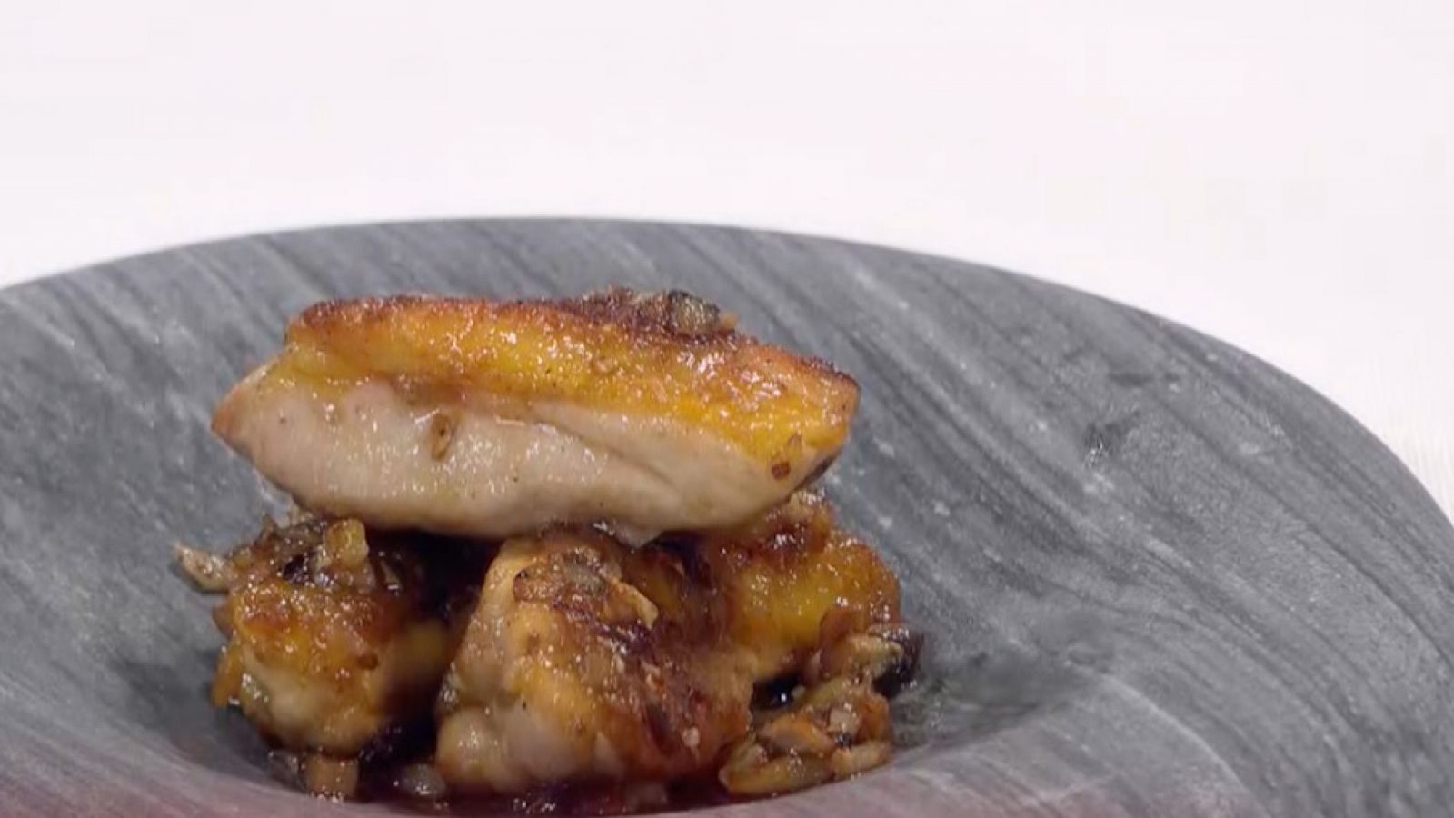 Pollo con berenjena y champiñones al toque de miel de Eduardo Navarrete