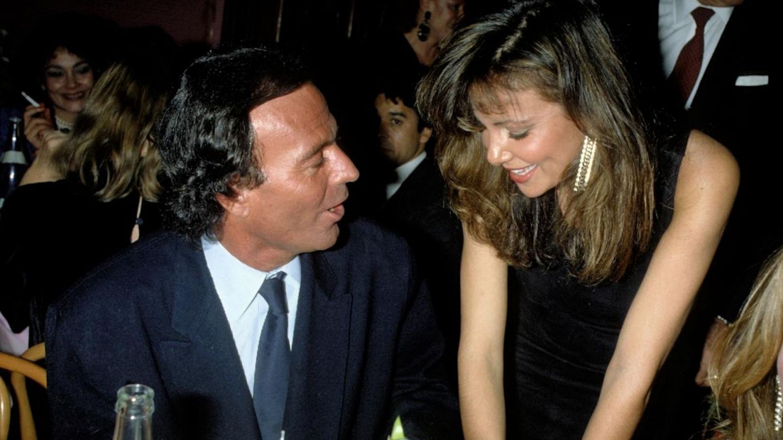 Ana Obregón y Julio Iglesias en una celebración en Las Vegas, se ríen y visten de negro