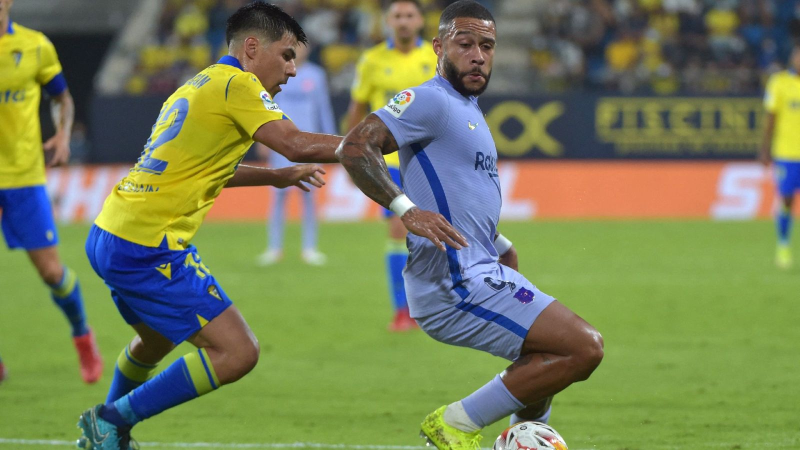 Memphis Depay y Tomás Alarcón disputan un balón