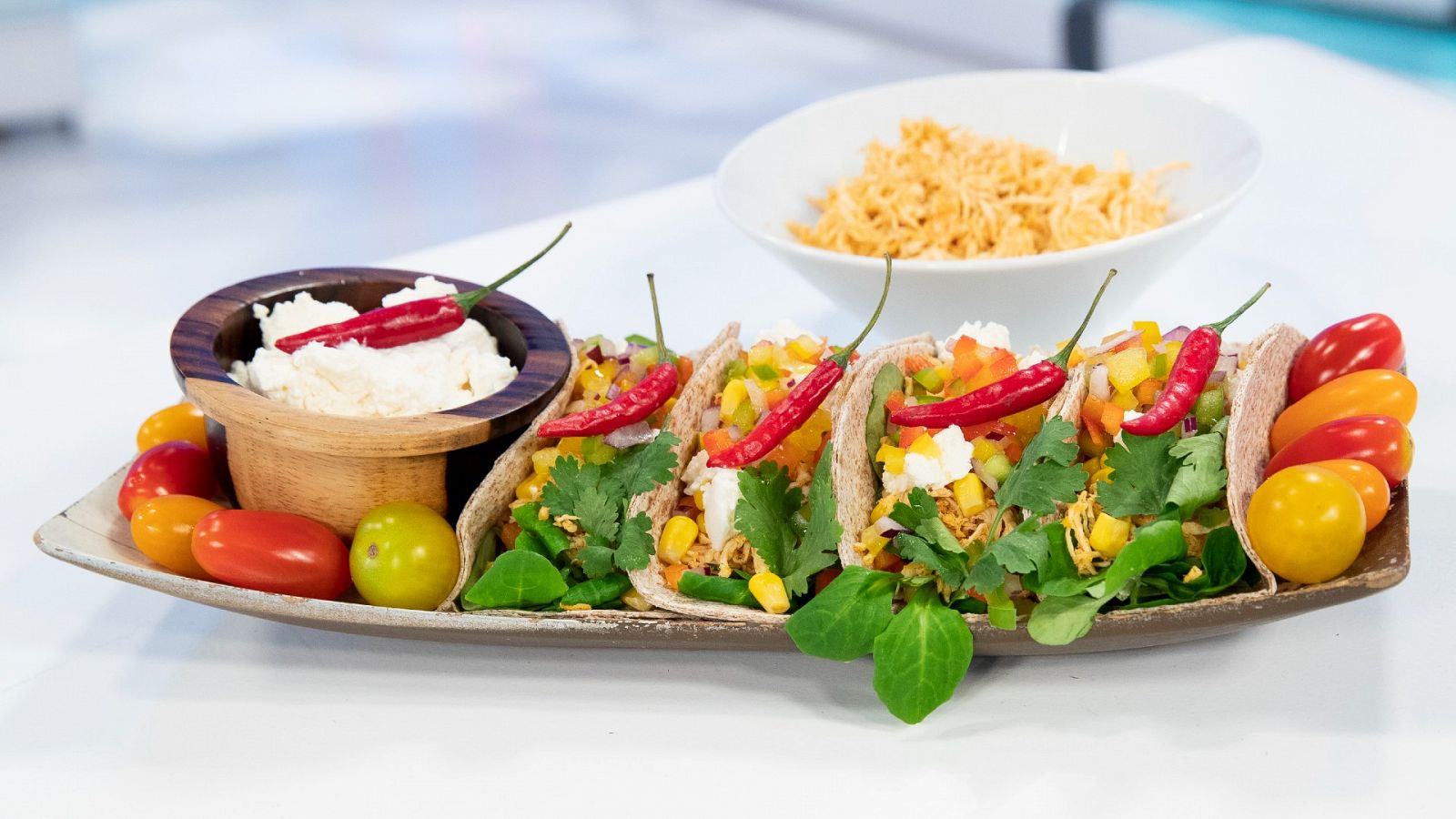 Tacos de pollo mechado con verduras y pico de gallo