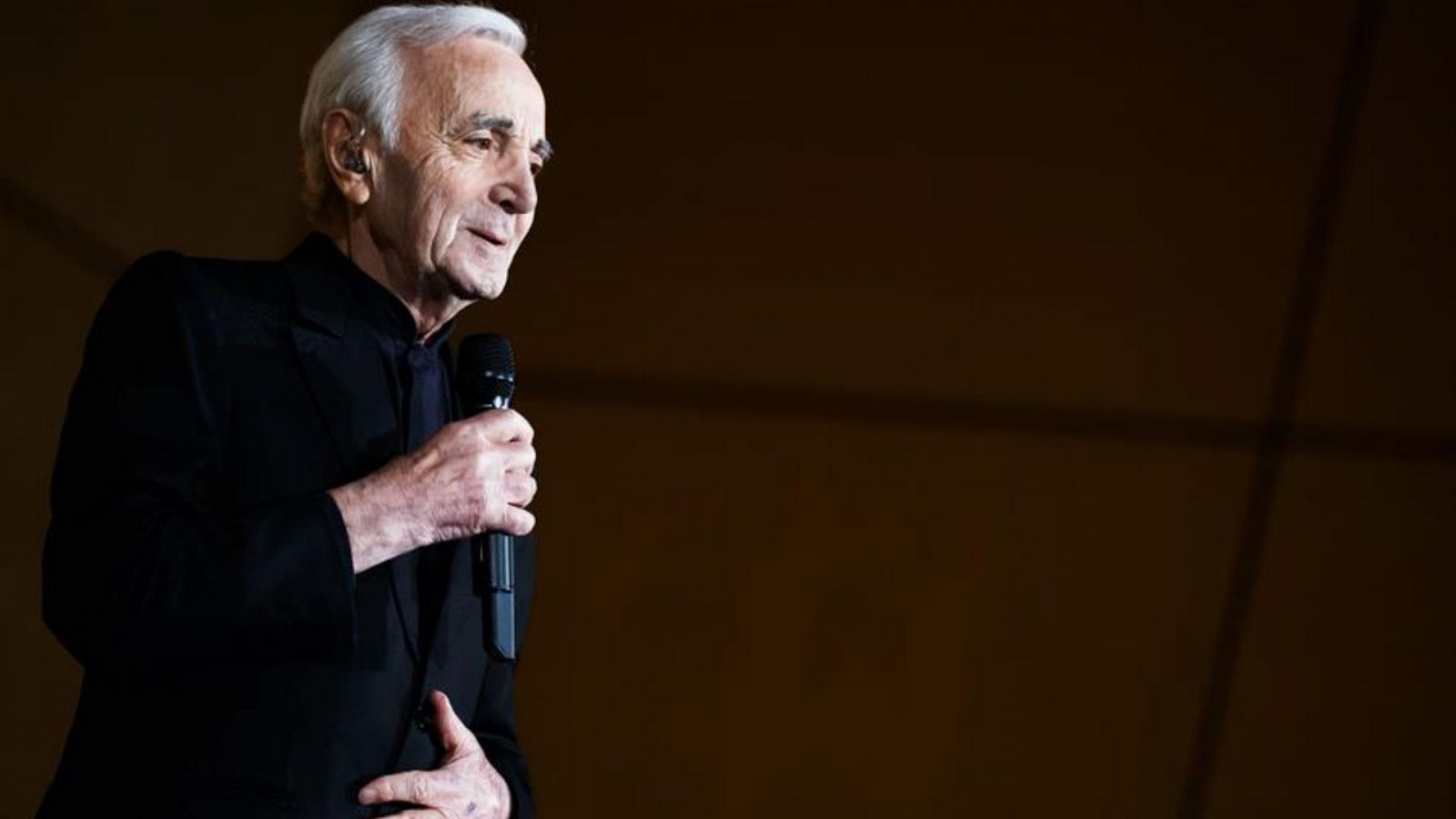 Charles Aznavour falleció un 1 de octubre de 2018 a los 94 años.