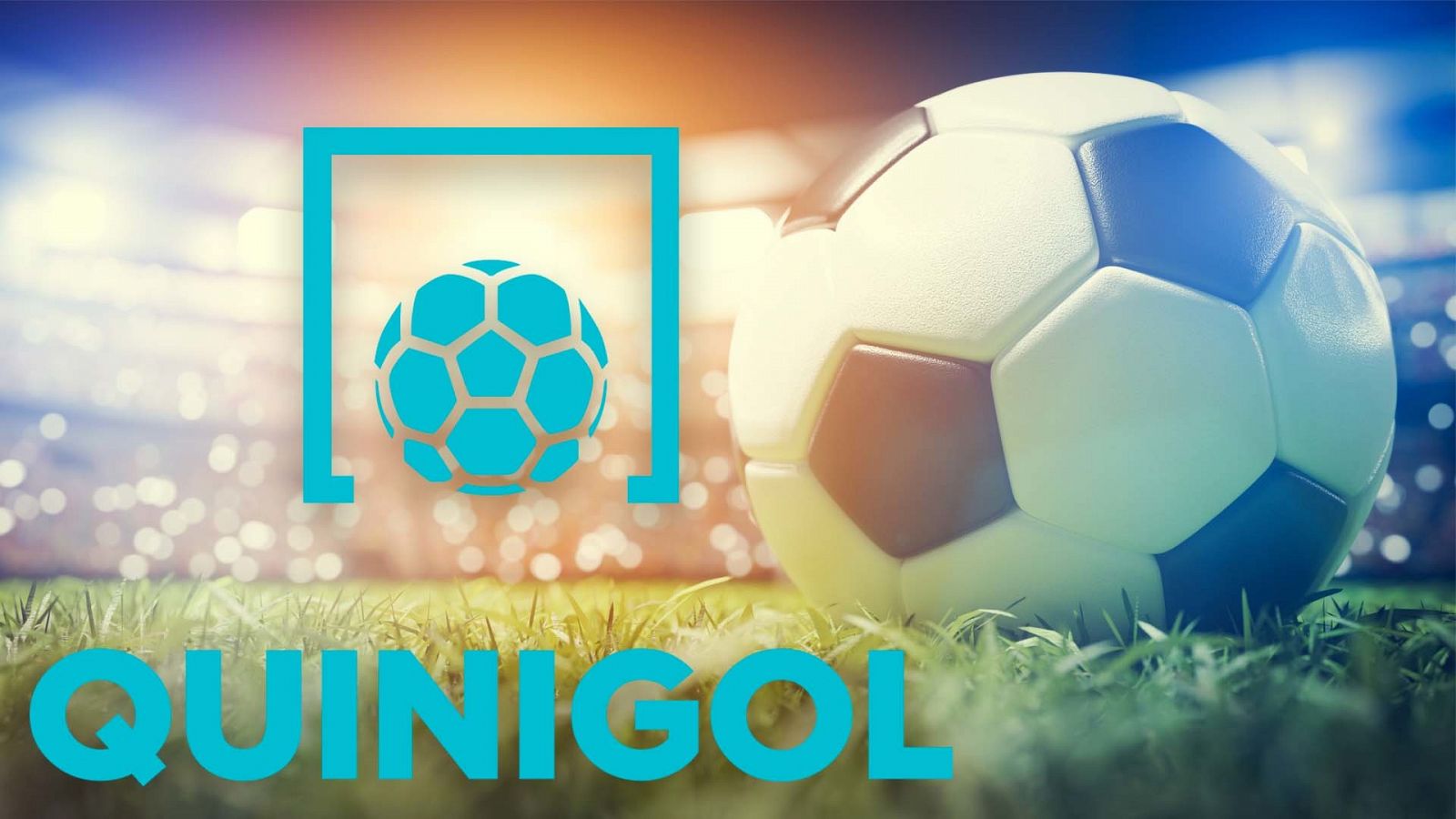 Un balón de fútbol sobre el césped del campo y al lado, el logo de Qunigol en azul celeste