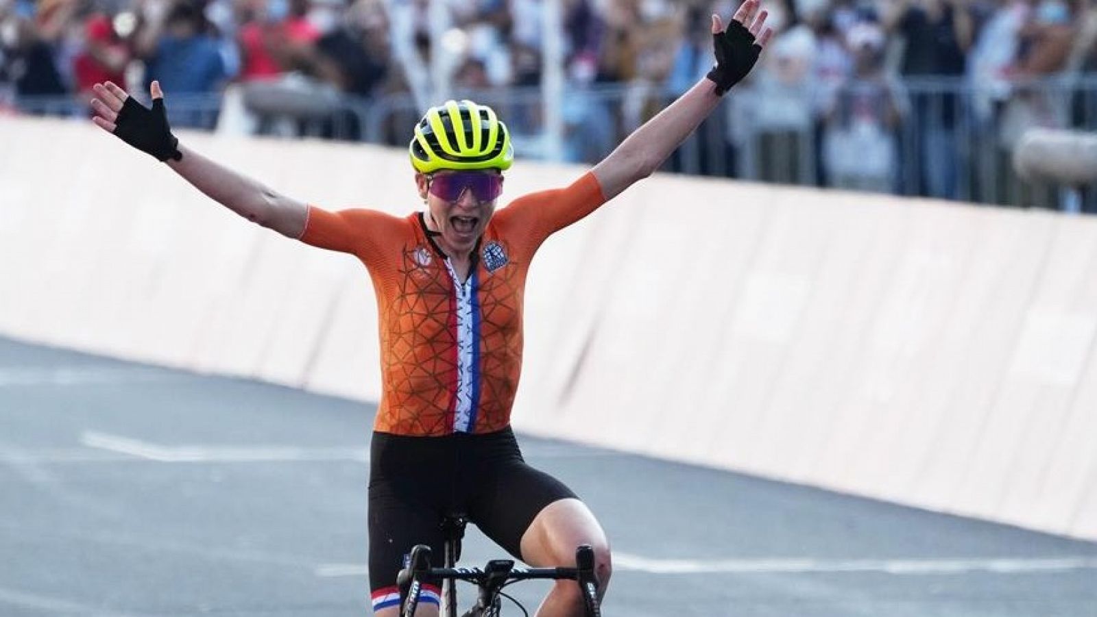 La ciclista neerlandesa Annemiek Van Vleuten, tras ganar la medalla de plata la prueba en ruta de Tokyo 2020.