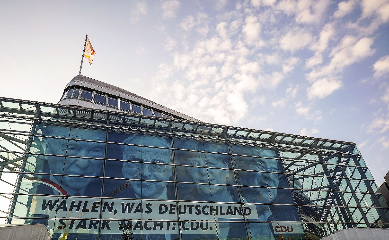 Vista exterior general de la sede de la CDU, la Konrad-Adenauer-Haus, durante el acto electoral de la Unión Demócrata Cristiana (CDU) en Berlín, Alemania, el 26 de septiembre de 2021.