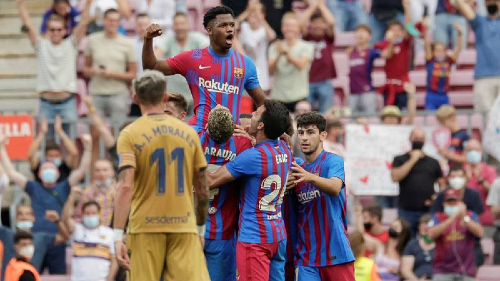 El delantero del FC Barcelona Ansu Fati celebra su gol al Levante.