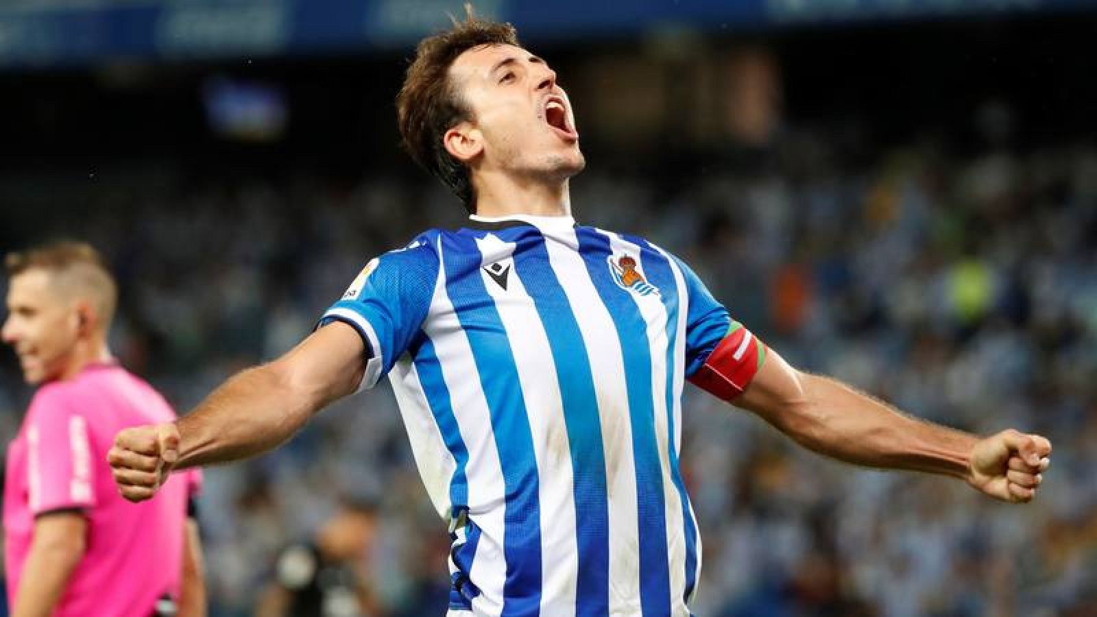 El delantero de la Real Sociedad, Mikel Oyarzabal, celebra el gol que ha dado el triunfo al equipo donostiarra.