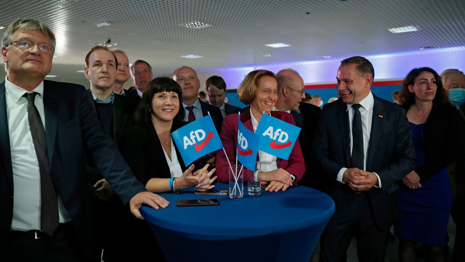 Varios dirigentes del partido Alternativa por Alemania (AfD) esperan los resultados de las elecciones de este domingo.