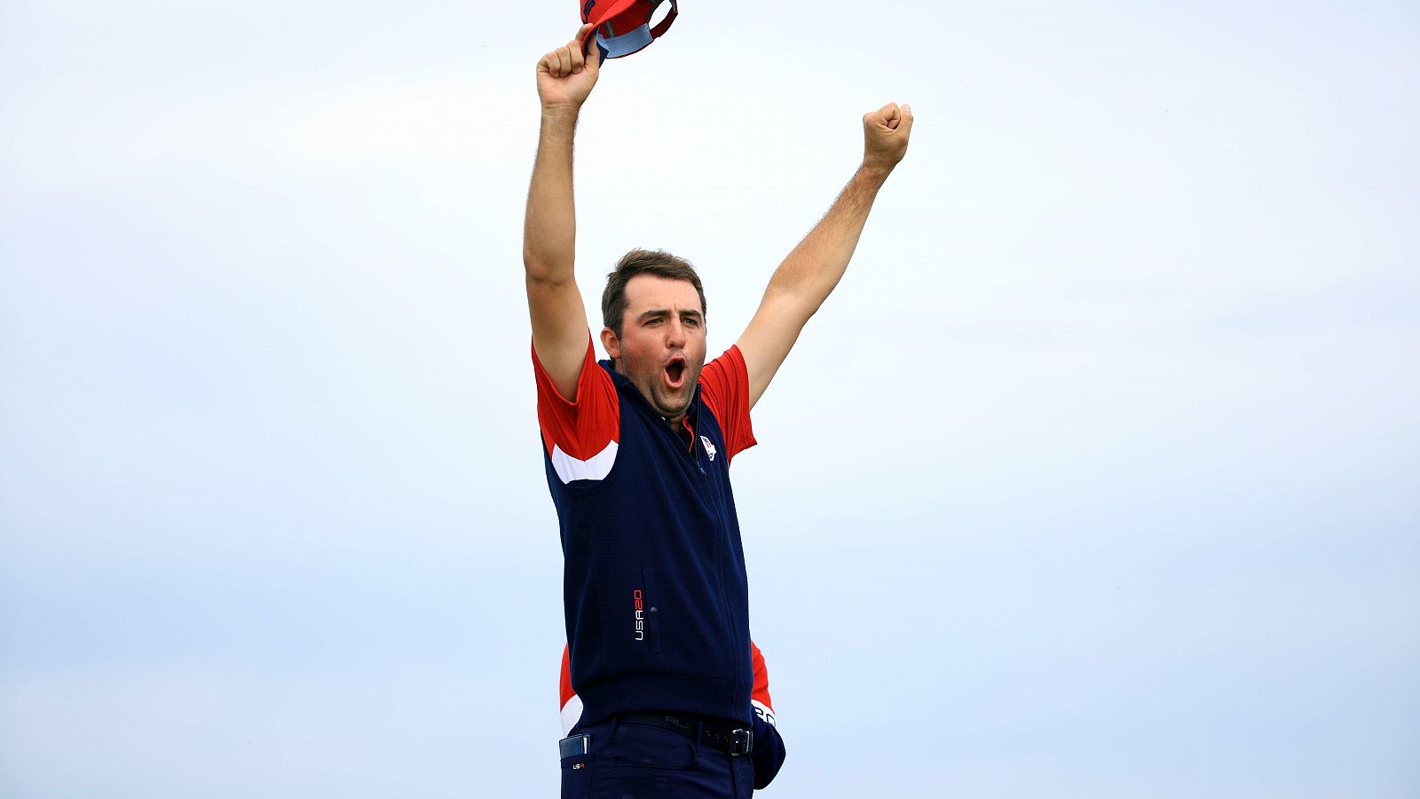 Scottie Scheffler celebra su victoria sobre Jon Rahm.