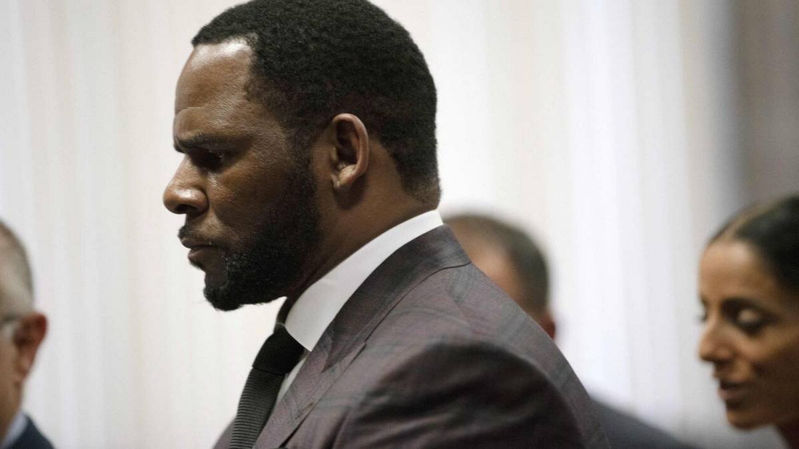 Foto de archivo del cantante de R&B R. Kelly durante una audiencia ante el juez Lawrence Flood en el edificio del Tribunal Penal de Leighton en Chicago, Illinois.