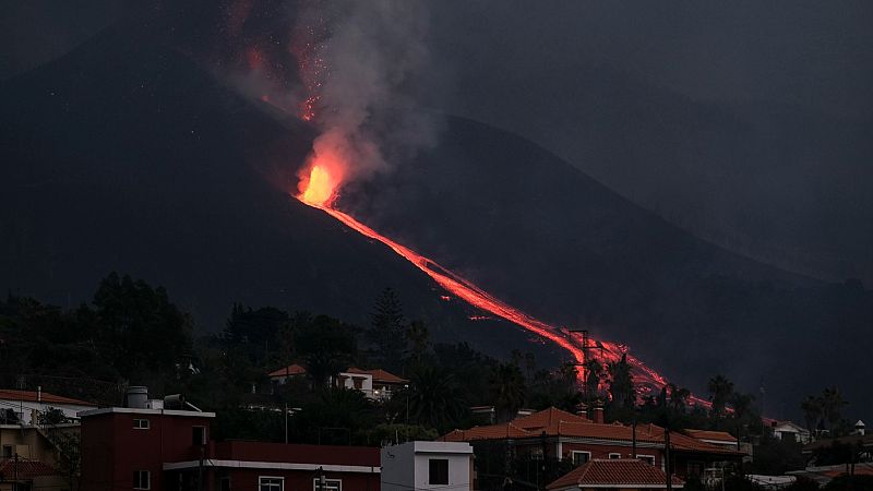 La erupción volcánica de La Palma ha empezado a lanzar lava a gran velocidad y virulencia