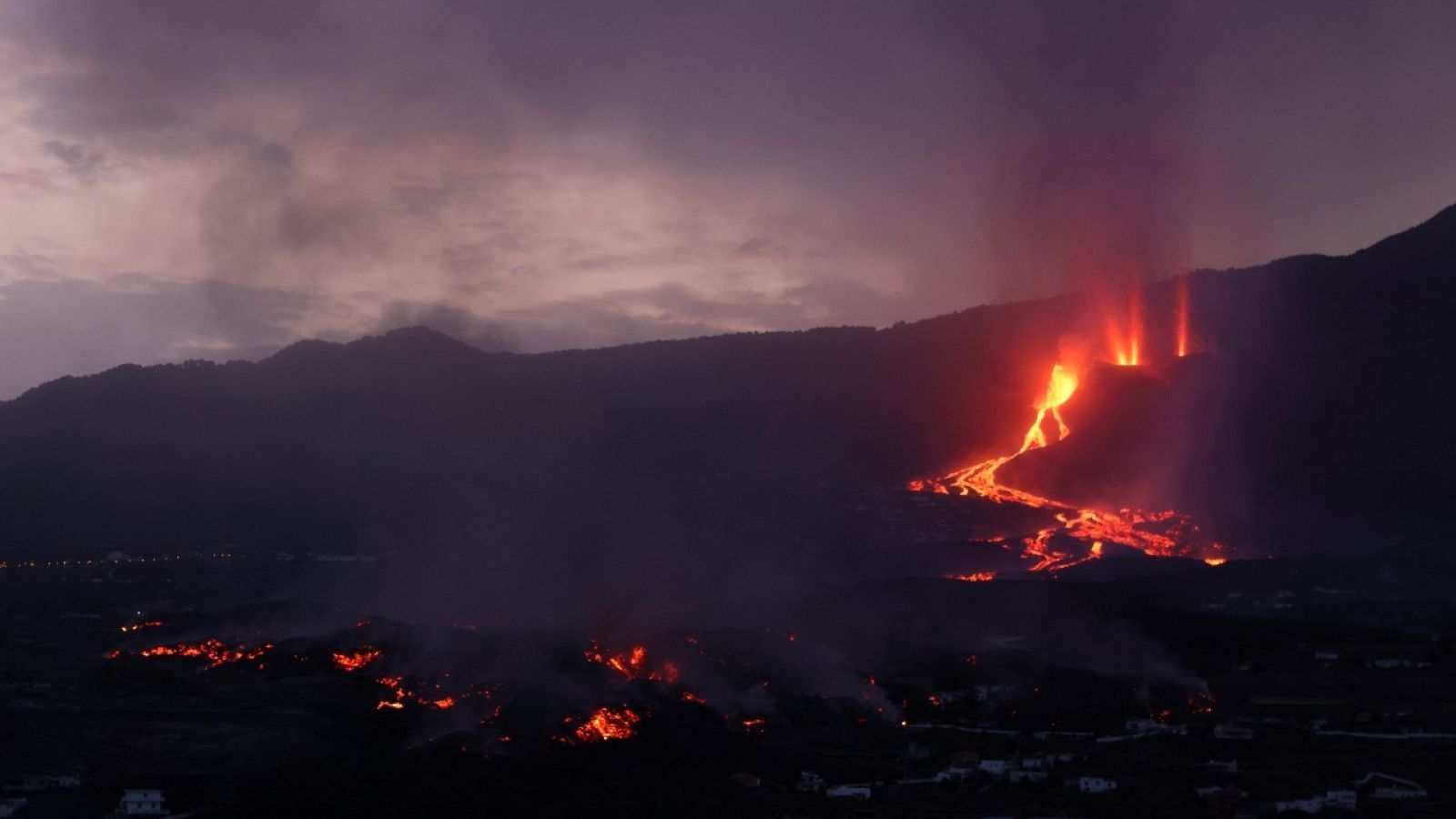  La lava flueix i el fum s'eleva durant l'albada després de l'erupció d'un volcà a l'illa de La Palma, a Todoque