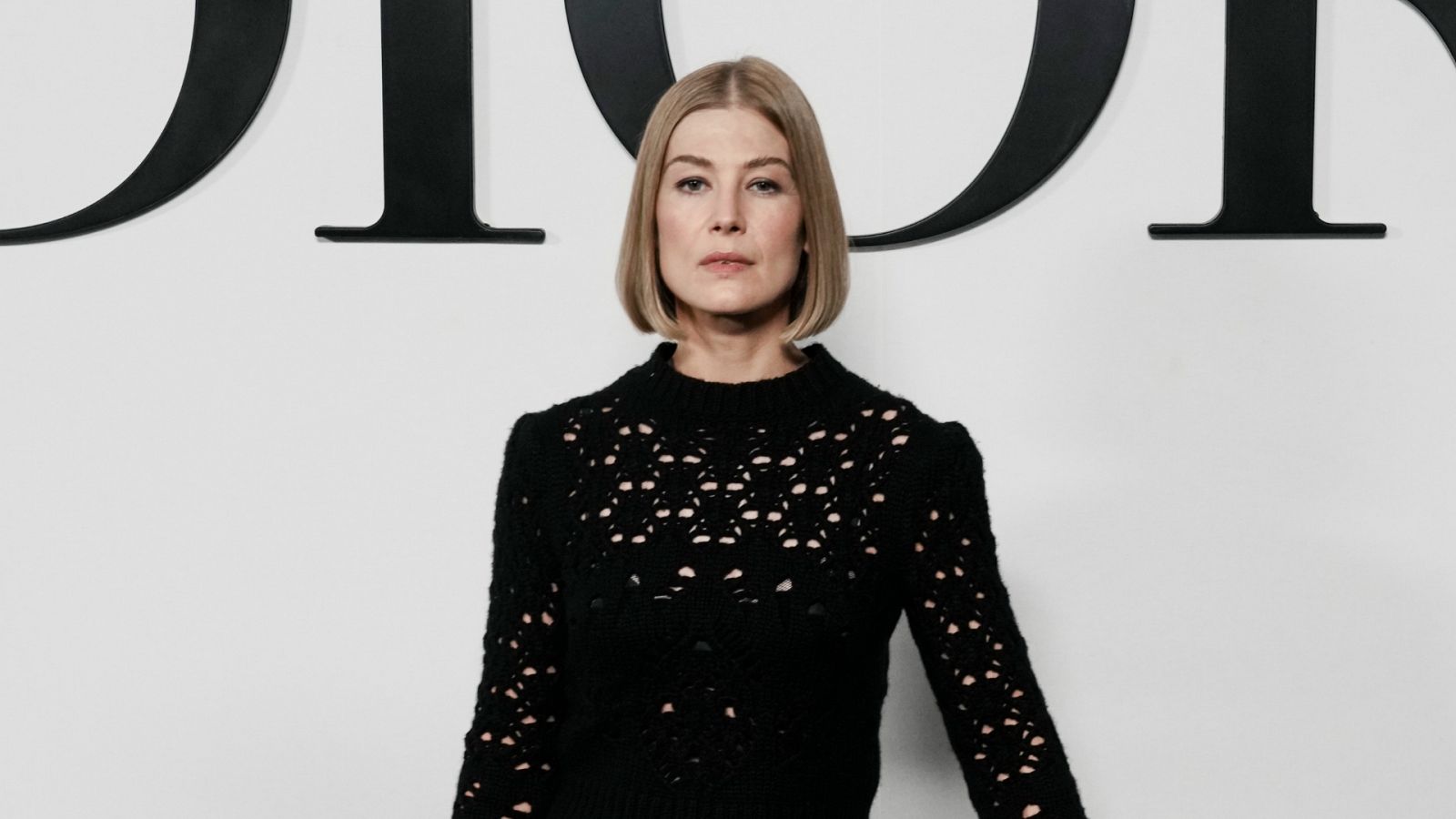 La actriz británica Rosamund Pike en el desfile de Dior