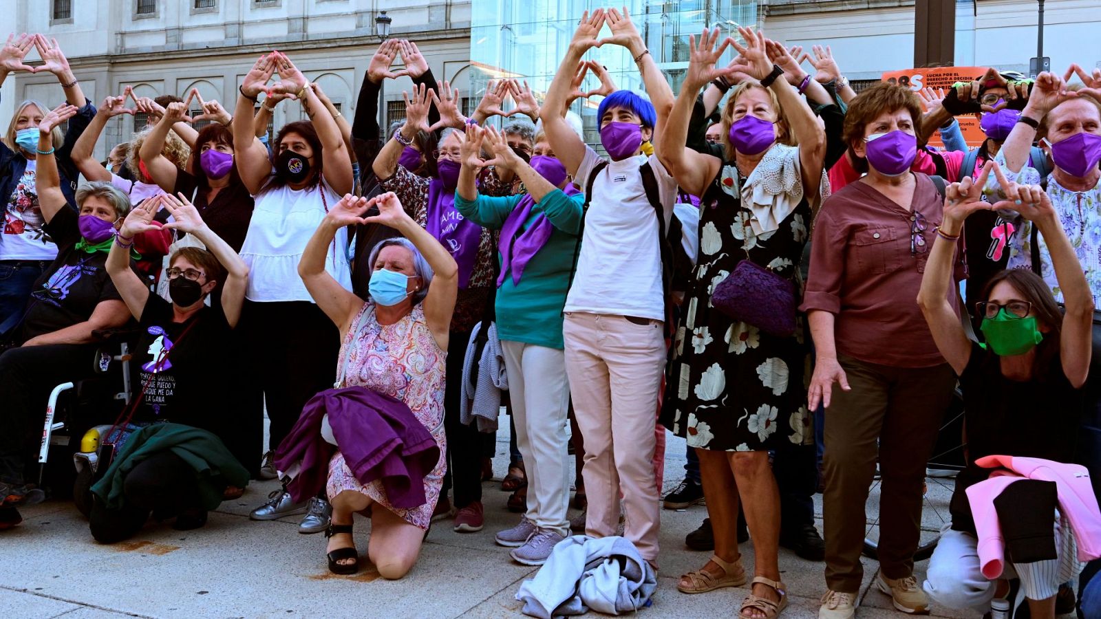 Un momento de la concentración 'Día de Acción Global por el Aborto Legal, Seguro y Accesible' en la Plaza del Museo Nacional Reina Sofía