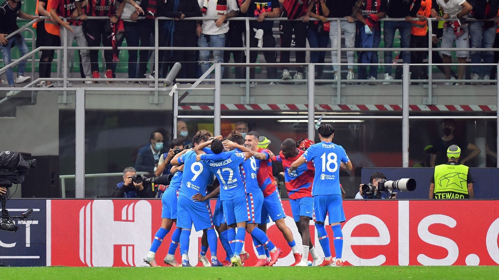  Los jugadores del Atlético de Madrid celebran la remontada ante el Milan