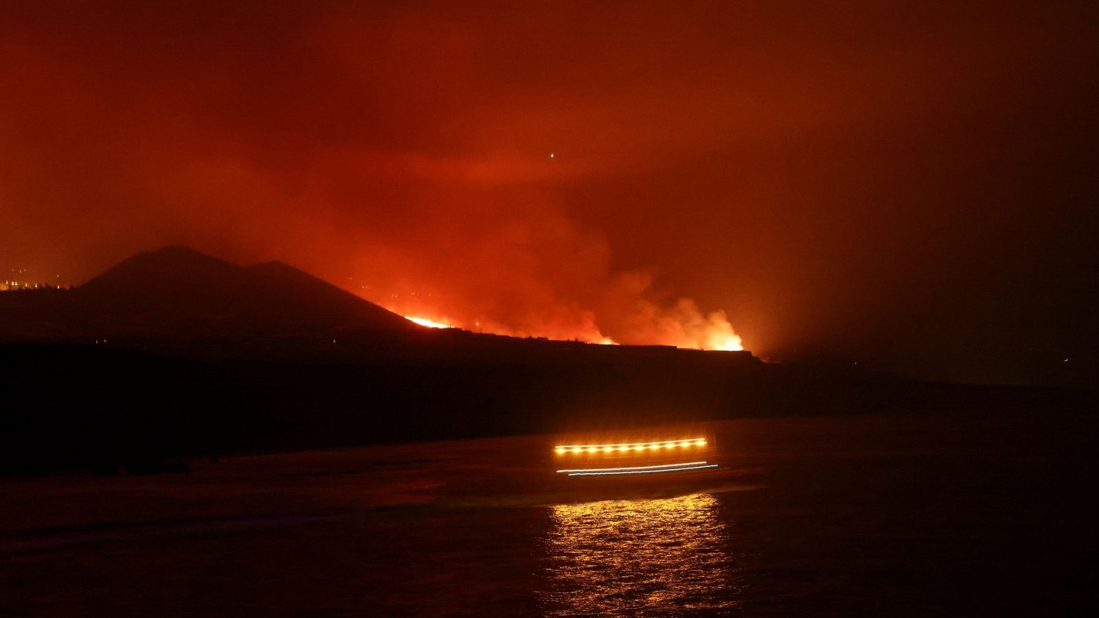 La lava ha llegado al mar en la noche de este martes en la zona de Tazacorte