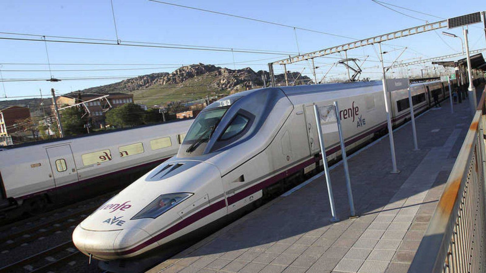 Un tren de Alta Velocidad en la estación de Puertollano (Archivo). 