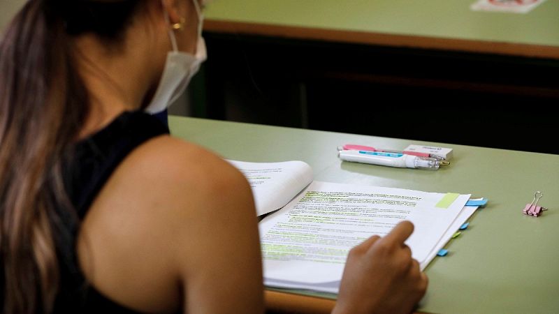 Una estudiante repasa antes del inicio de las Pruebas de Acceso a la Universidad (PAU)