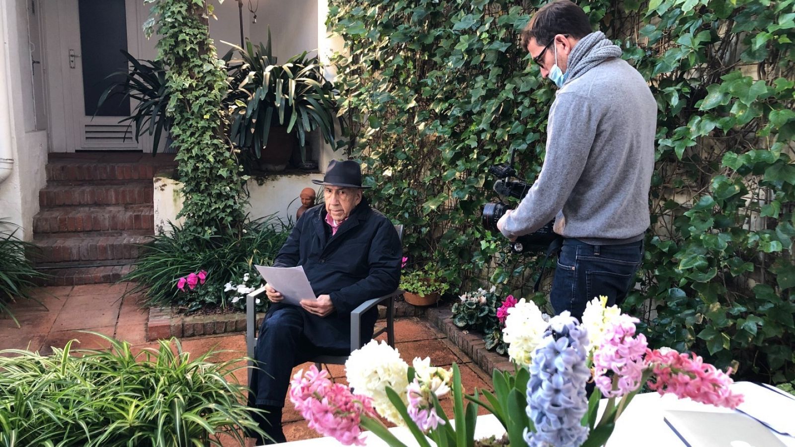Joan Margarit, en un momento del rodaje del documental
