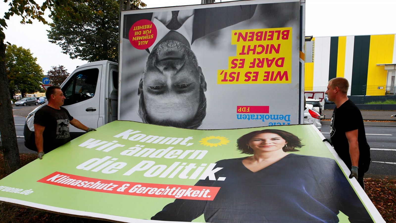 Carteles electorales del FDP (arriba) y de Los Verdes (abajo) en Colonia, Alemania. REUTERS/Thilo Schmuelgen