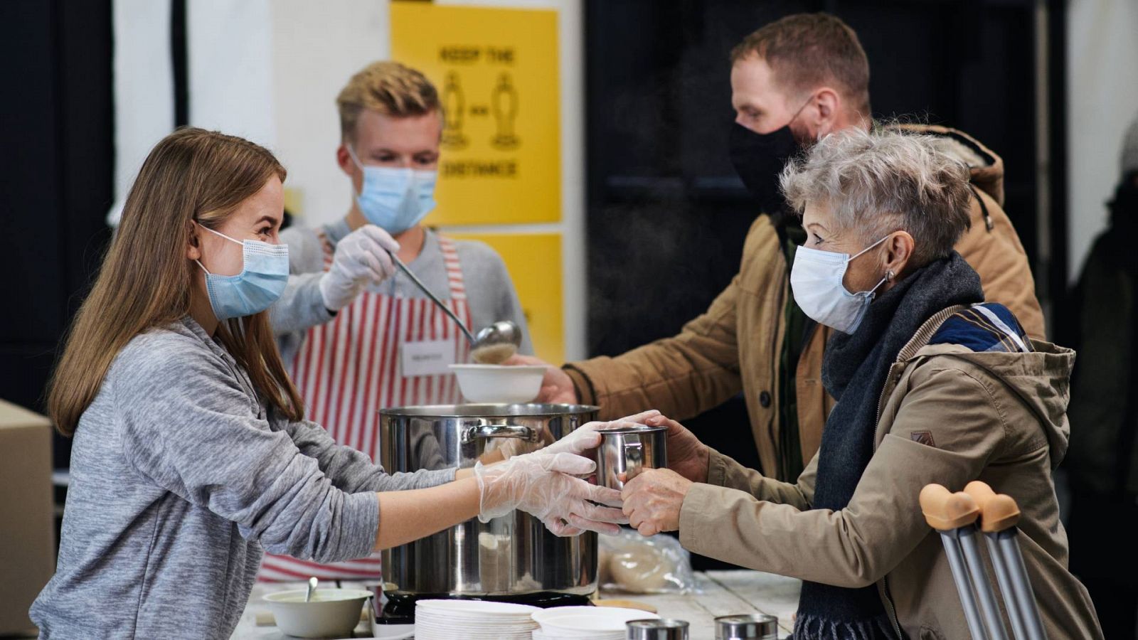 Las comidas ofrecidas a las personas sin hogar también se redujeron por las restricciones de la pandemia