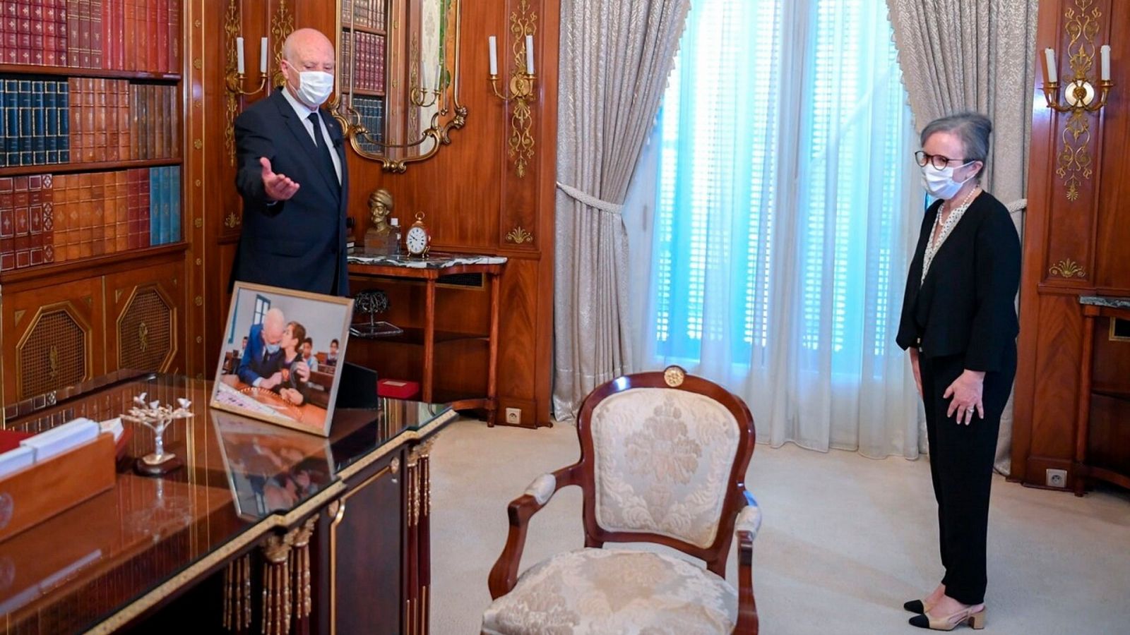 El presidente de Túnez, Kais Said, recibe a la que ha sido nombrada primera ministra, Najla Bouden Romdhane. EFE/EPA/Presidencia de Túnez.