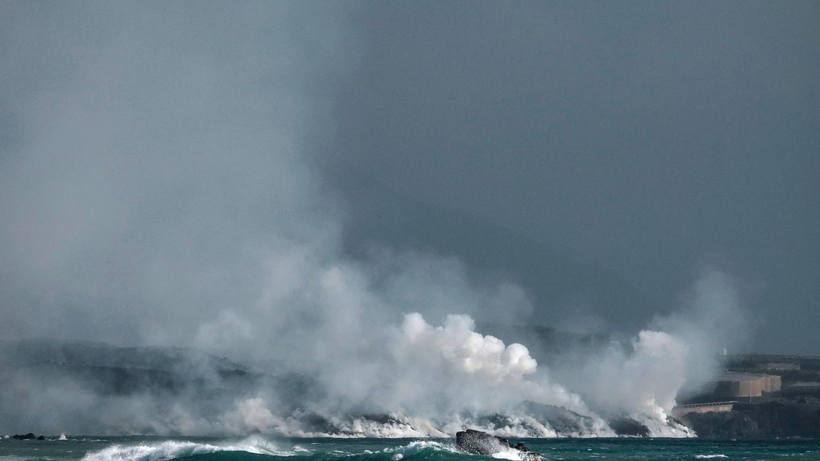 La lava, en contacto con el mar en La Palma