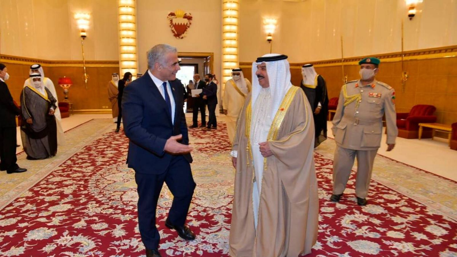 El ministro de Relaciones Exteriores de Israel, Yair Lapid (izq.), reuniéndose con el rey de Bahréin, Hamed bin Issa al-Khalifa. 