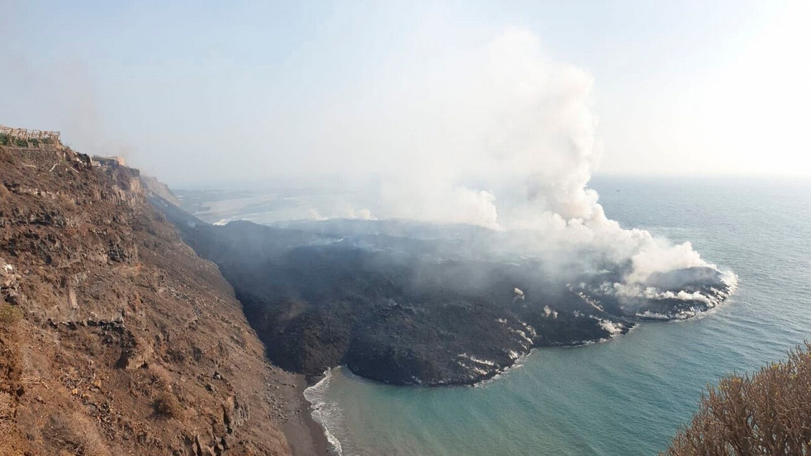 Imagen de la plataforma marina generada por los depósitos de lava en La Palma. EFE/ IGNspain 