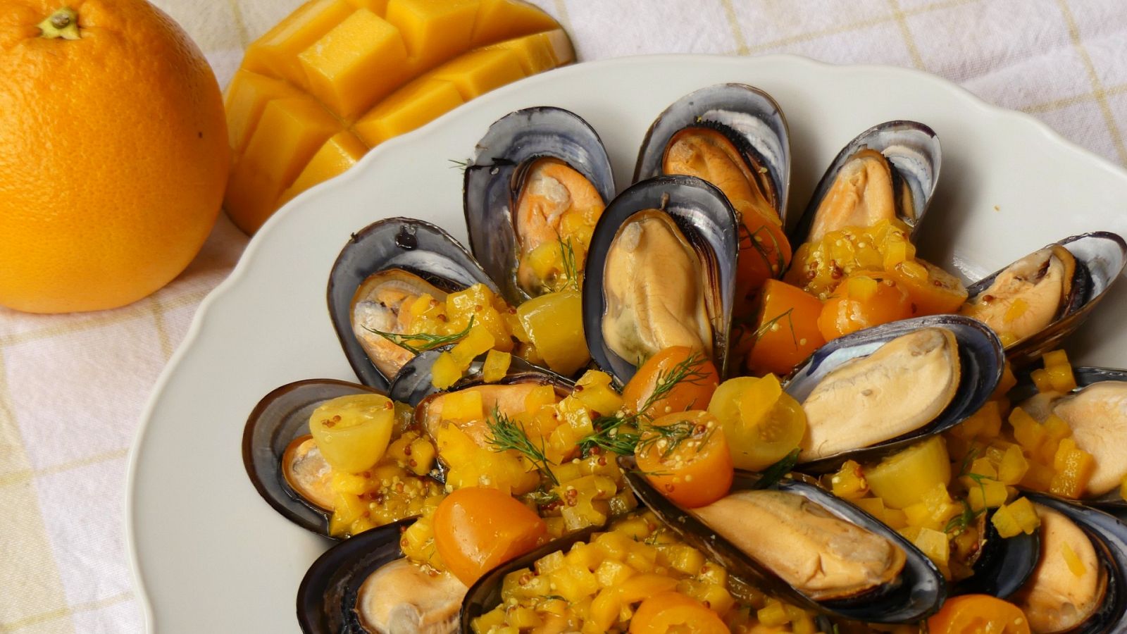 Mejillones con vinagreta de mango, mostaza y eneldo