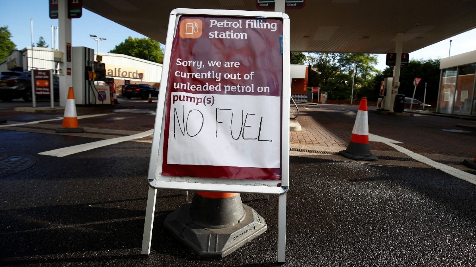 Un cartel informa a los clientes que se ha agotado el combustible