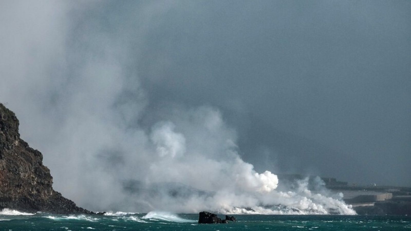 La colada del volcán de La Palma cae por el acantilado de Los Guirres, en la costa de Tazacorte.